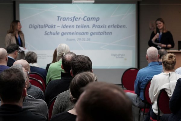 Zwei Frauen halten eine Präsentation auf einer Veranstaltung