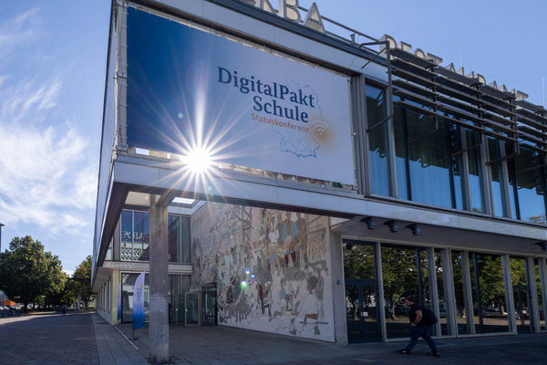 außenansicht Cafe Moskau mit DPS-Banner