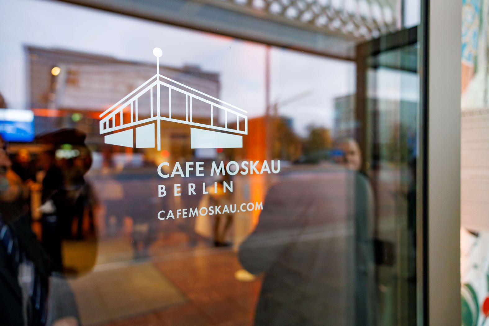 Sicht von draußen vor dem Cafe Moskau in den Catering Saal
