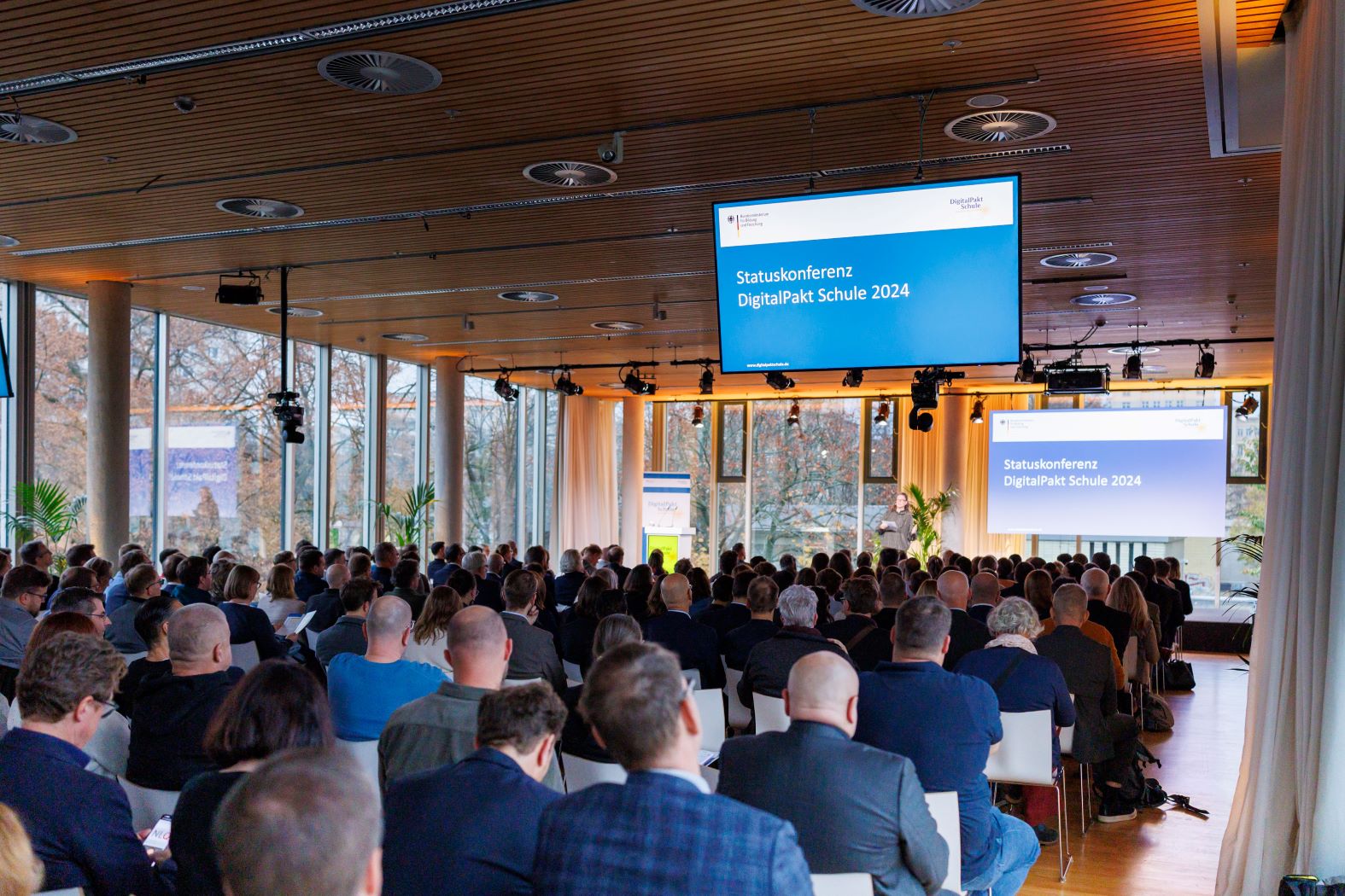 Plenum bei der Statuskonferenz DigitalPakt Schule 2024