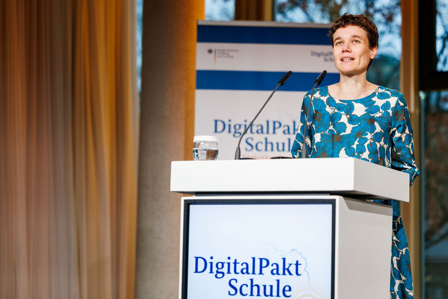 Vertreterin des Bundes am Rednerpult bei der Statuskonferenz DigitalPakt Schule 2024