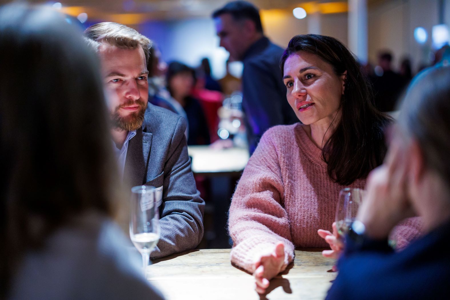 Teilnehmende der Statuskonferenz DigitalPakt Schule 2024 beim Netzwerken