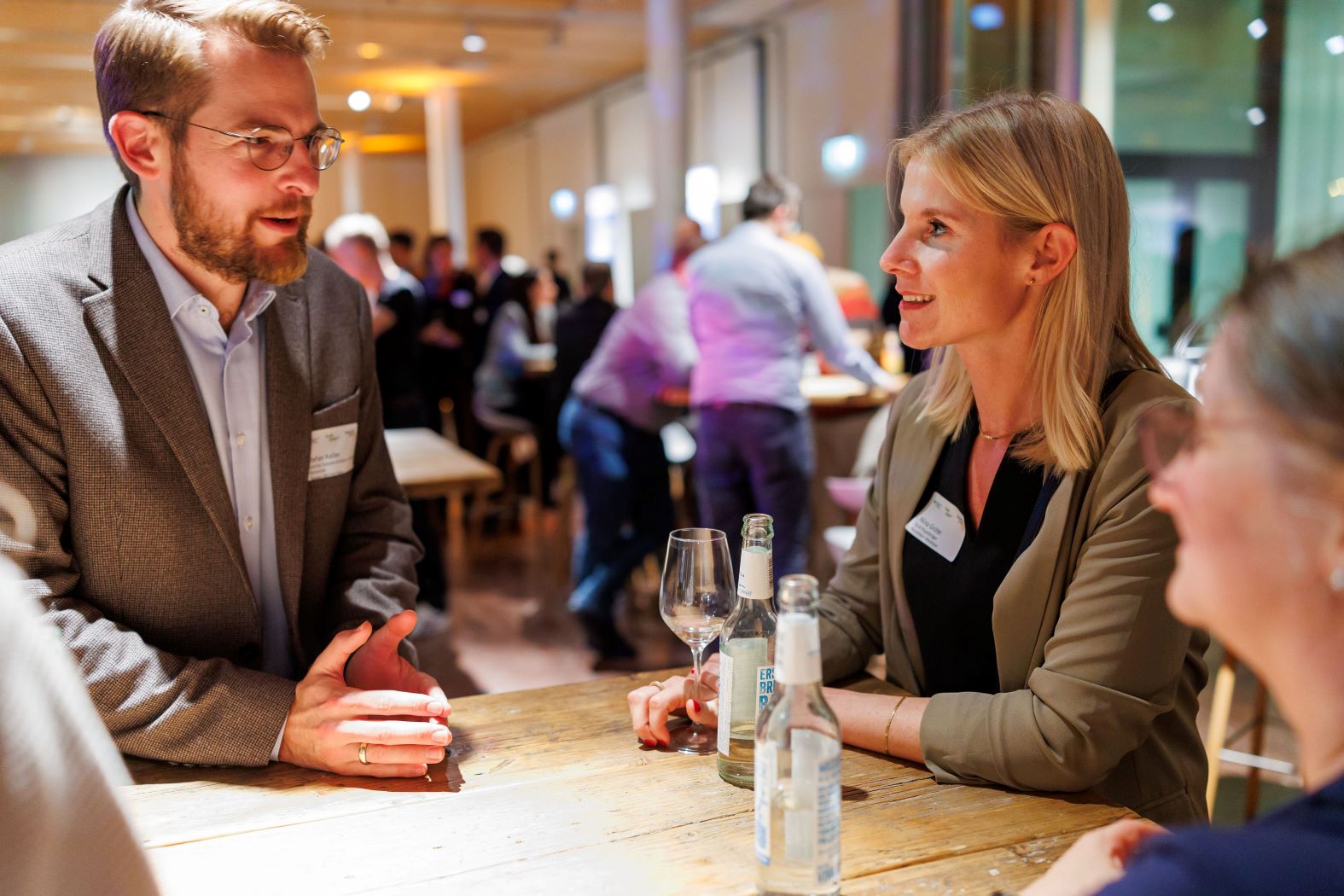 Teilnehmende der Statuskonferenz DigitalPakt Schule 2024 beim Netzwerken