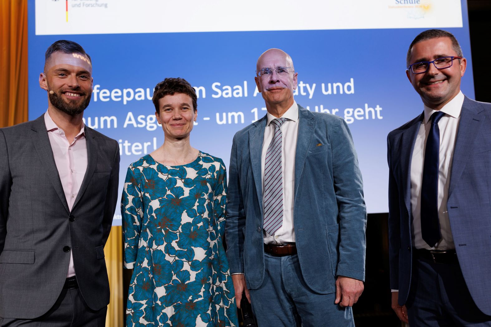 Keynote Speaker und Verteterinnen und Vertreter von Bund und Ländern bei der Statuskonferenz DigitalPakt Schule 2024