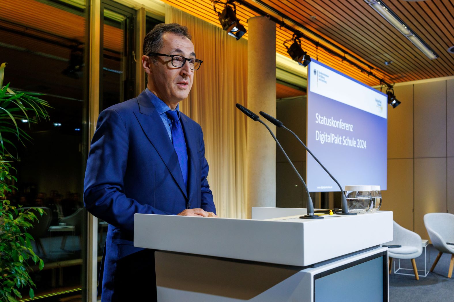 Bundesminister für Bildung Cem Özdemir hält eine Rede auf der Statuskonferenz zum DigitalPakt Schule 2024.