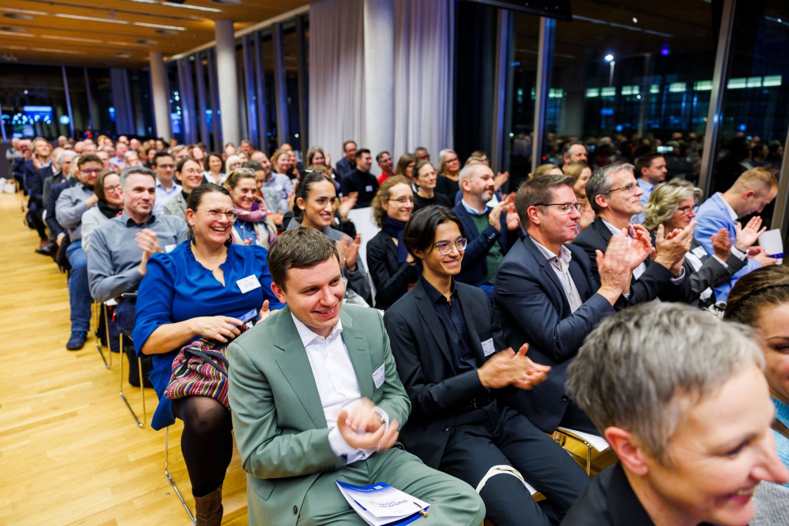 Klatschendes Publikum bei der Statuskonferenz DigitalPakt Schule