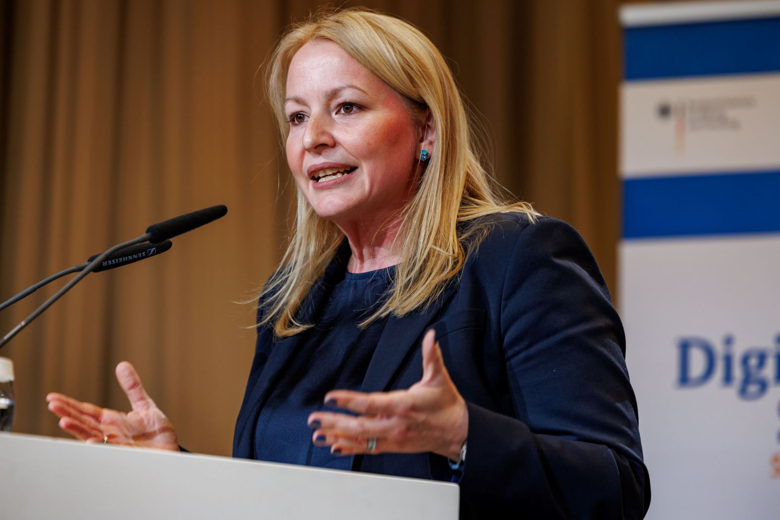 Christine Streichert-Clivot von der KMK hält eine Rede bei der Statuskonferenz DigitalPakt Schule 2024