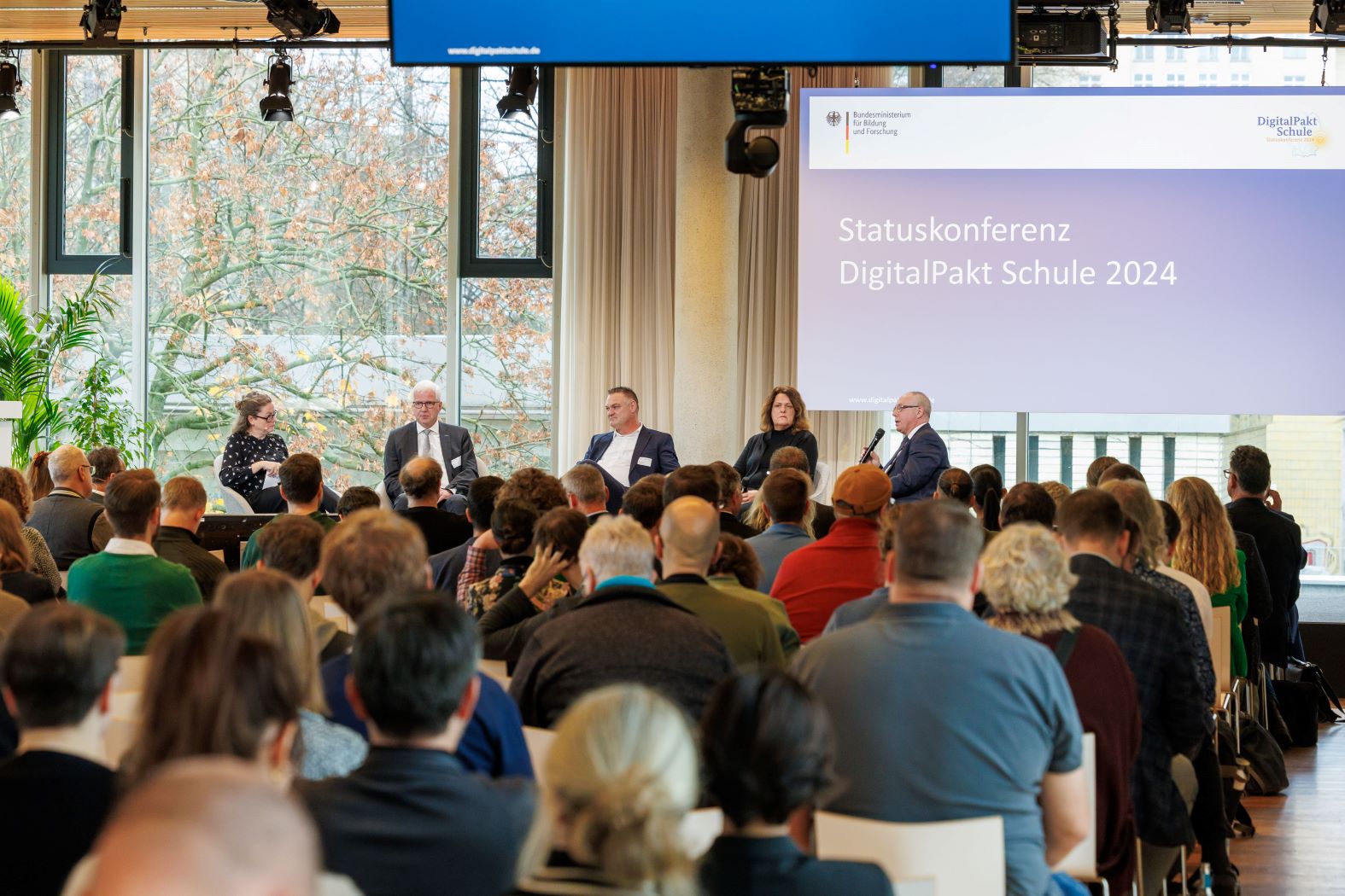 Plenum bei der Statuskonferenz DigitalPakt Schule 2024 