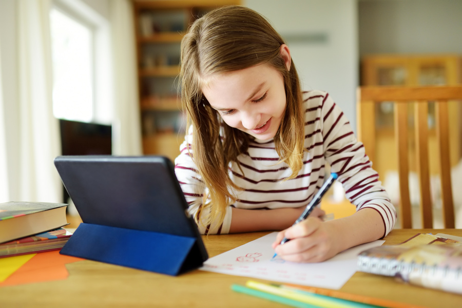 Schülerin lernt mit dem Laptop